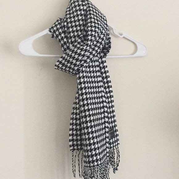 Black and white scarf - Picture 2 of 3